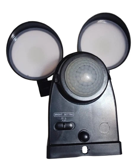 Battery LED PIR Motion Sensor Security Outdoor Twin Adjustable Wall Flood Light